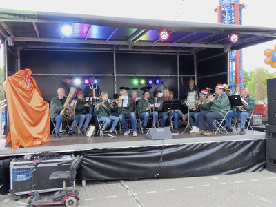 902324 Afbeelding van een optreden van de muziekvereniging 'De Bazuin de Meern' op het grote parkeerterrein aan het ...